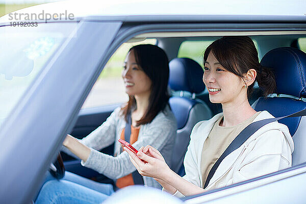 Japanische Frauen fahren