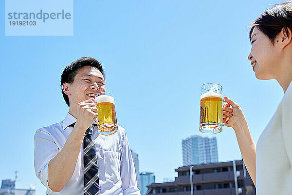 Japaner trinken Bier