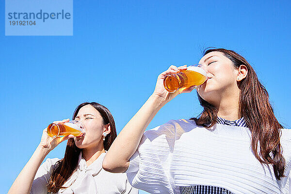 Japaner trinken Bier