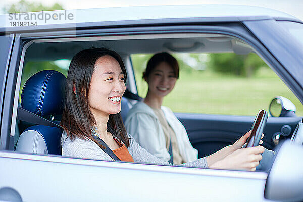 Japanische Frauen fahren