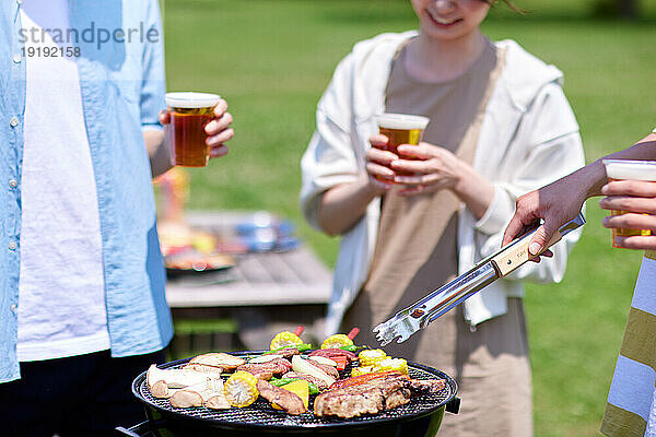 Japaner grillen im Stadtpark