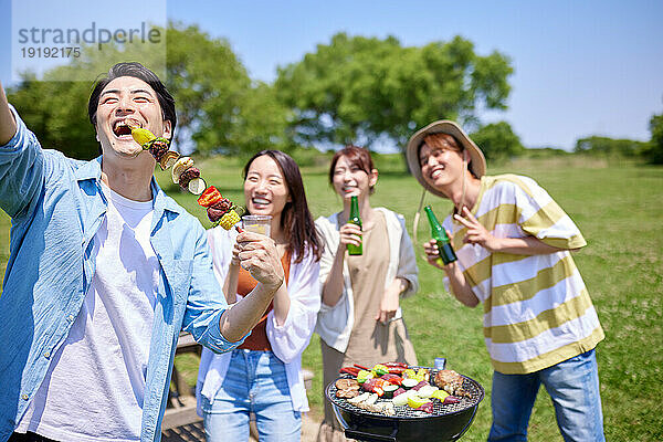 Japaner grillen im Stadtpark