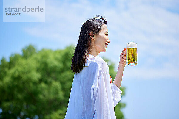 Japanerin trinkt Bier