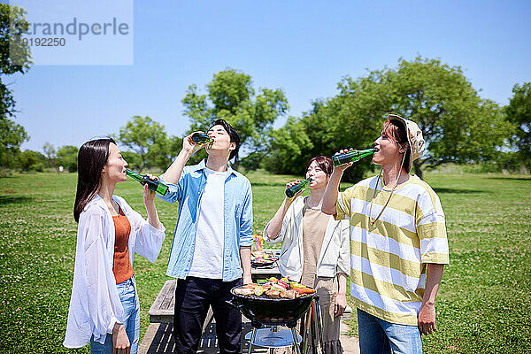 Japaner grillen im Stadtpark