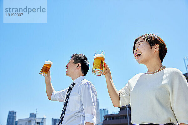 Japaner trinken Bier