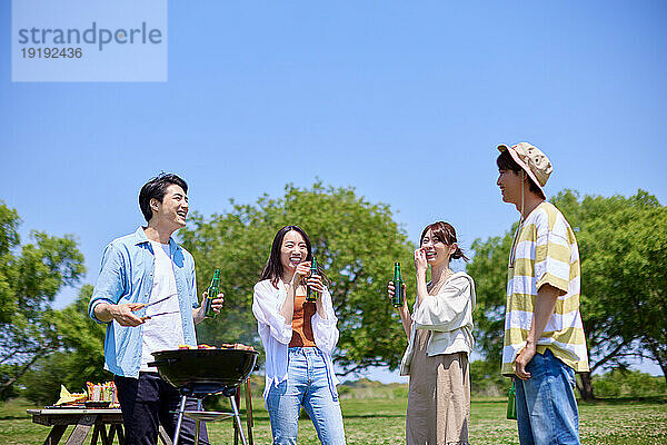 Japaner grillen im Stadtpark