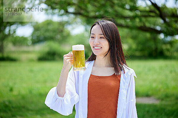 Japanerin trinkt Bier