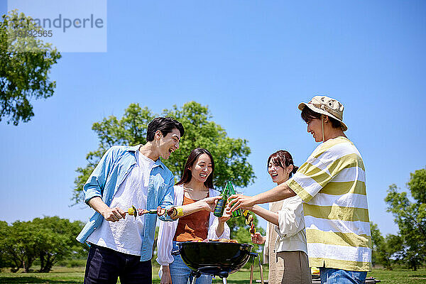 Japaner grillen im Stadtpark