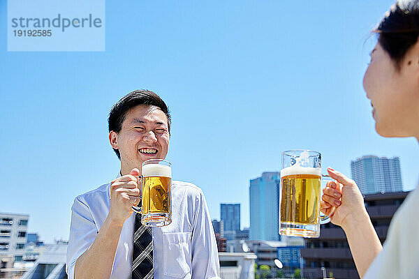 Japaner trinken Bier