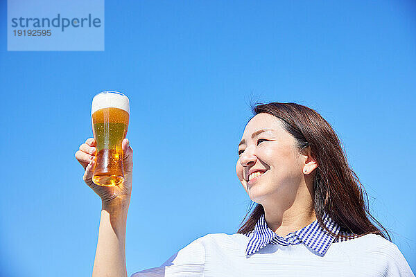Japanerin trinkt Bier