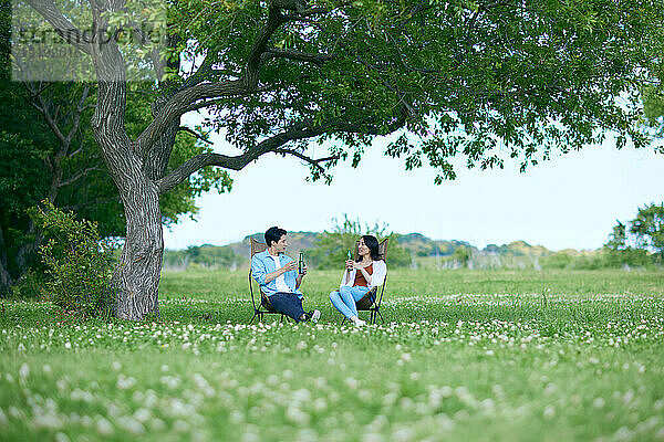 Japaner entspannen sich im Stadtpark