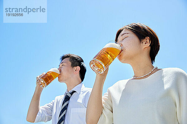 Japaner trinken Bier