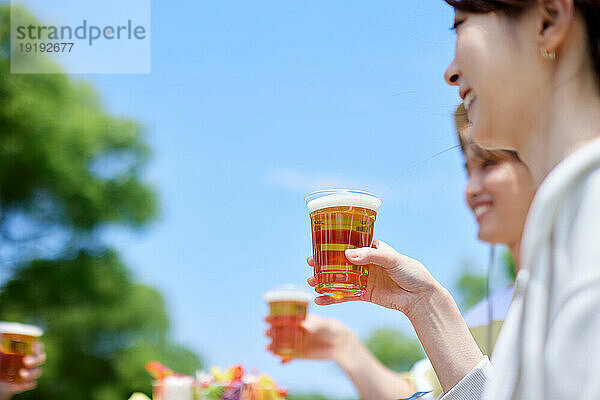 Japaner trinken Bier