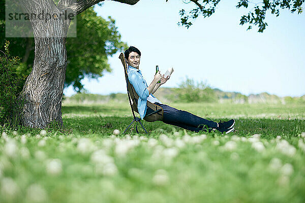 Japanischer Mann entspannt sich im Stadtpark