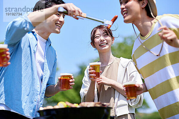 Japaner grillen im Stadtpark