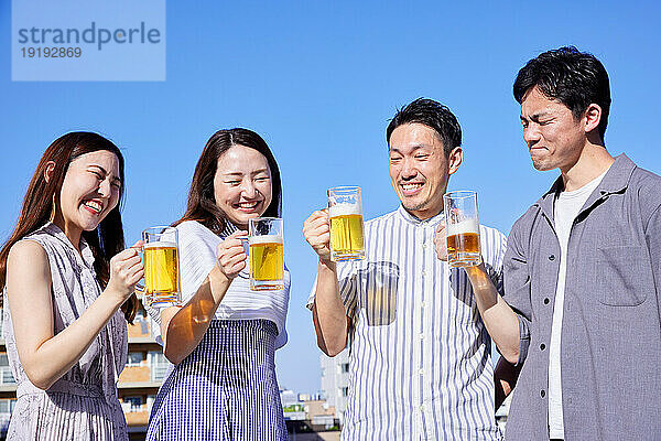 Japaner trinken Bier