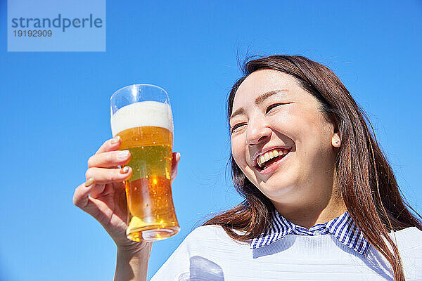 Japanerin trinkt Bier