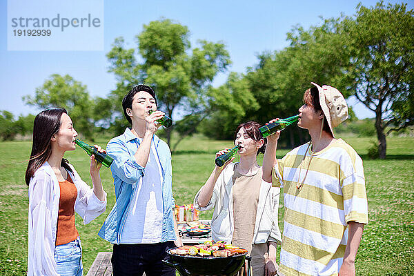 Japaner grillen im Stadtpark