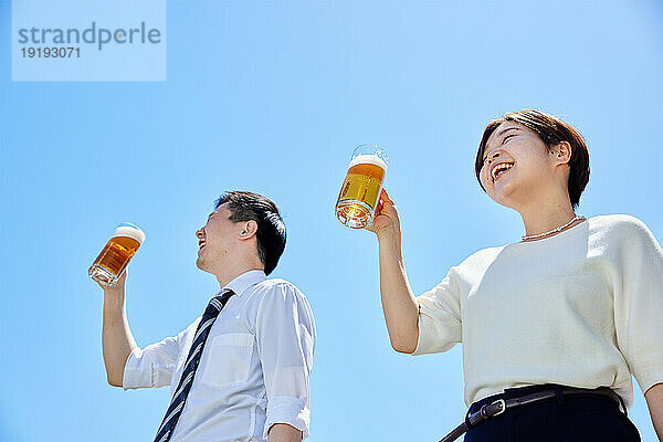 Japaner trinken Bier