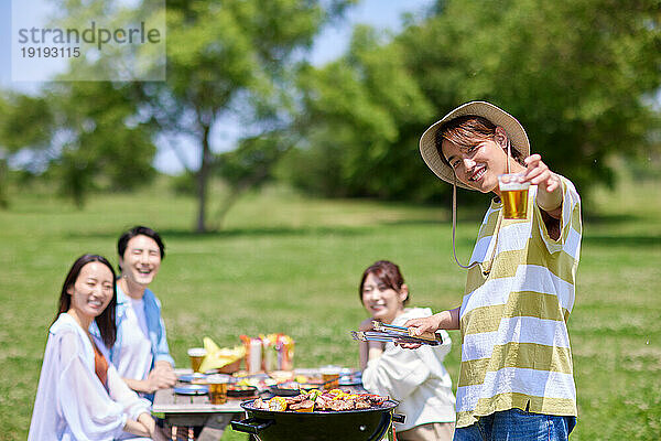 Japaner grillen im Stadtpark