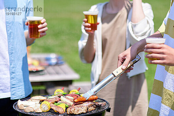 Japaner grillen im Stadtpark