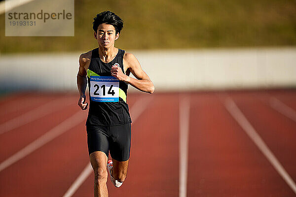 Japanischer Athlet läuft auf der Strecke