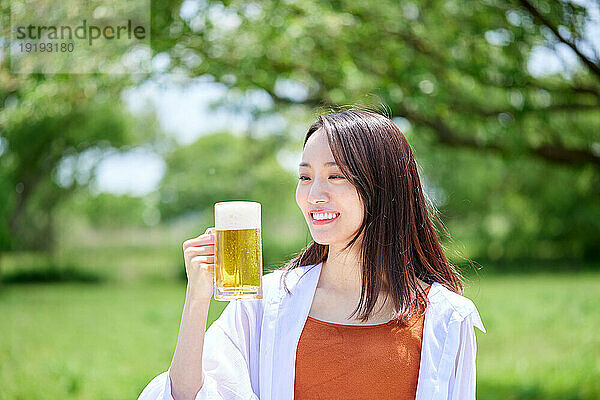 Japanerin trinkt Bier