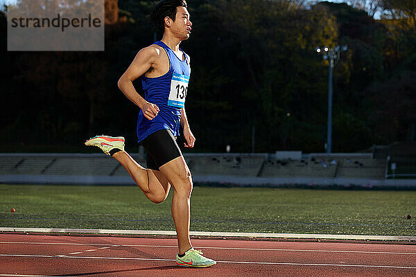 Japanischer Athlet läuft auf der Strecke