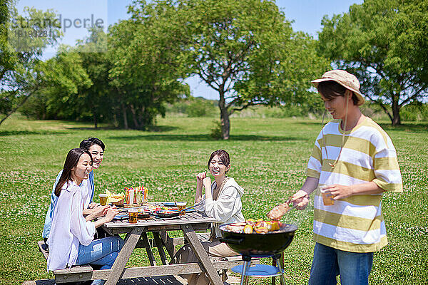 Japaner grillen im Stadtpark