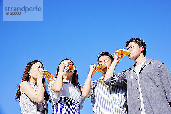 Japaner trinken Bier