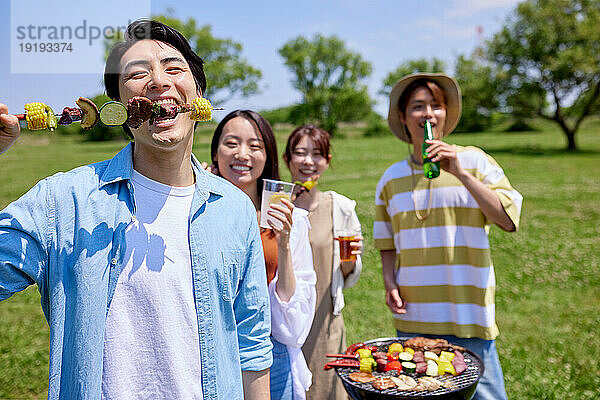 Japaner grillen im Stadtpark