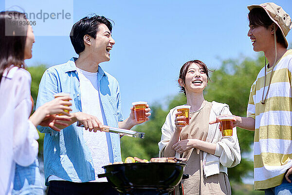 Japaner grillen im Stadtpark