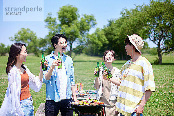 Japaner grillen im Stadtpark