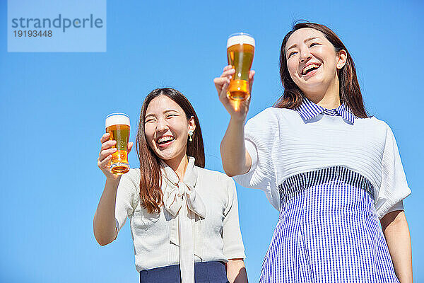 Japaner trinken Bier