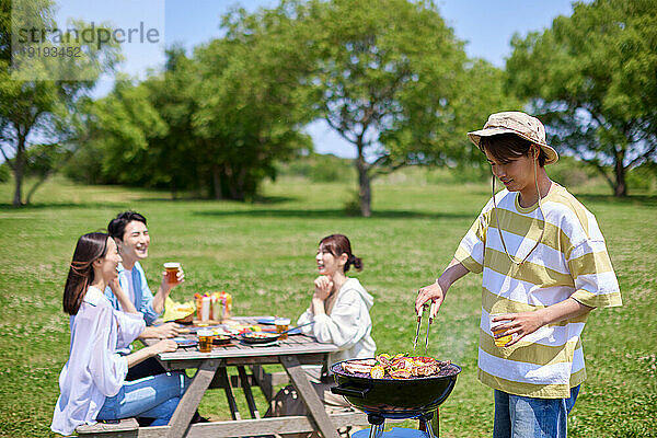 Japaner grillen im Stadtpark