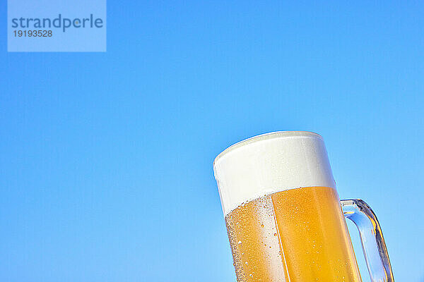 Bierglas und blauer Himmel