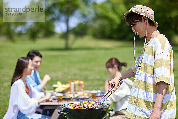 Japaner grillen im Stadtpark