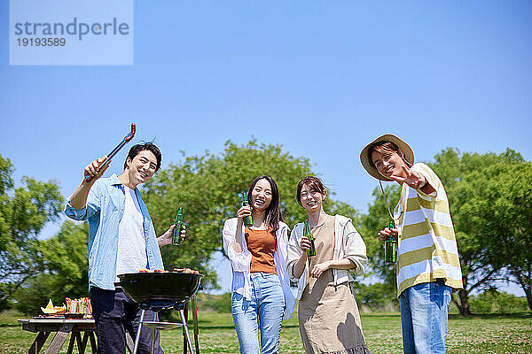 Japaner grillen im Stadtpark