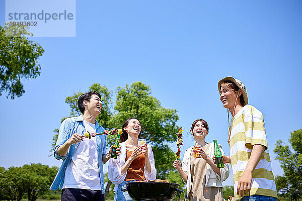 Japaner grillen im Stadtpark