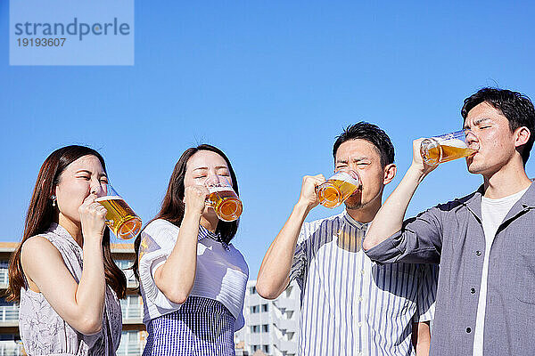 Japaner trinken Bier