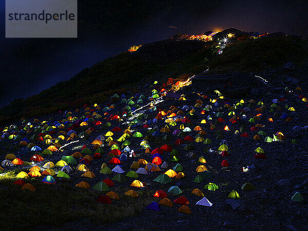 Menschen campen in den japanischen Alpen  Präfektur Nagano  Japan