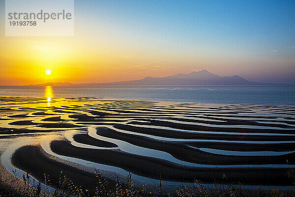 Blick auf den Sonnenaufgang am Strand  Präfektur Kumamoto  Japan