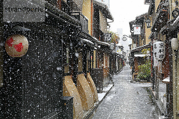 Traditionelle Gasse im Schnee  Kyoto  Japan
