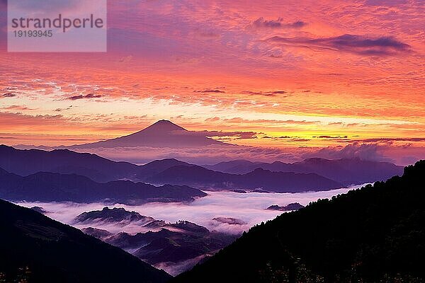 Silhouette des Fuji bei Sonnenaufgang in der Präfektur Yamanashi