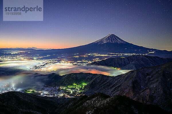 Nachtansicht des Fuji und der Stadt Fujikawaguchiko