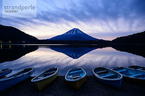 Boote auf dem Shojiko-See und dem Fuji in der Präfektur Yamanashi