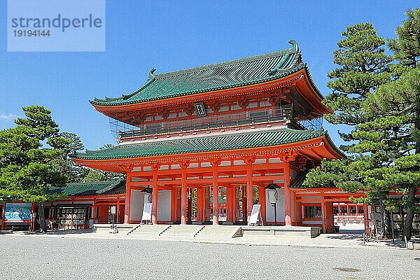 Heian-Jingu-Schrein Outemmon-Tor in der Präfektur Kyoto