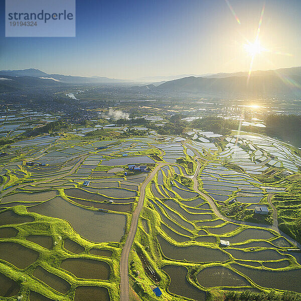 Luftaufnahme der Reisfelder von Obaste und Fernsicht auf den unteren Chikuma-Fluss in der Präfektur Nagano