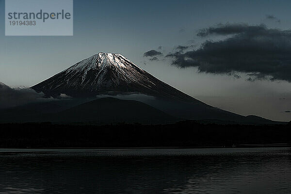 Blick auf den Berg Fuji vom Shoji-ko-See in der Präfektur Yamanashi