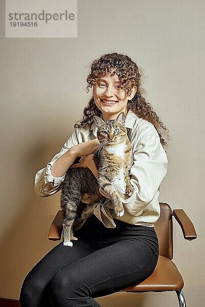 Porträt einer glücklichen Frau mit ihrem süßen Kätzchen